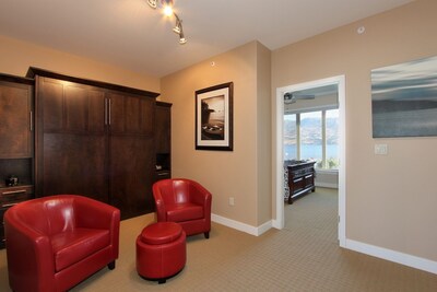 Luxury Beachfront Penthouse Suite - Boat rental also available!