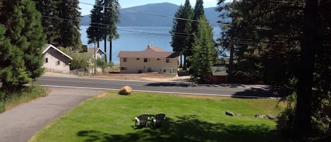 Great water view
Easy pull thru parking for cars and boats 👍