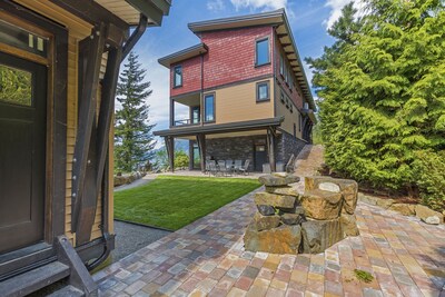 "The Lodge on Harrison Lake" (Carriage House)