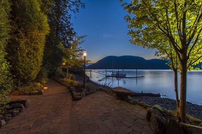 "The Lodge on Harrison Lake" (Carriage House)