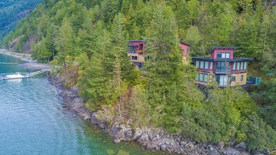 "The Lodge on Harrison Lake" (Carriage House)