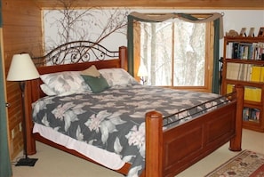 master broom/ king bed/ private bath/