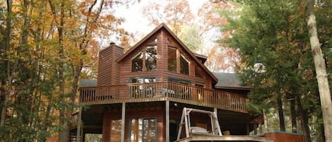 Lake view, watch the loons and stars from the hot tub!