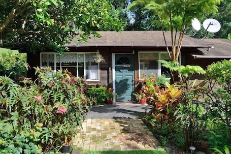Welcome to our quaint cottage, located on a 3 acre estate, a park like setting.