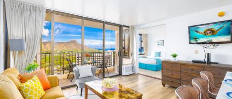 Enjoy your stay in this condo with the beautiful Diamond Head and Ocean View that can be seen in the whole condo!