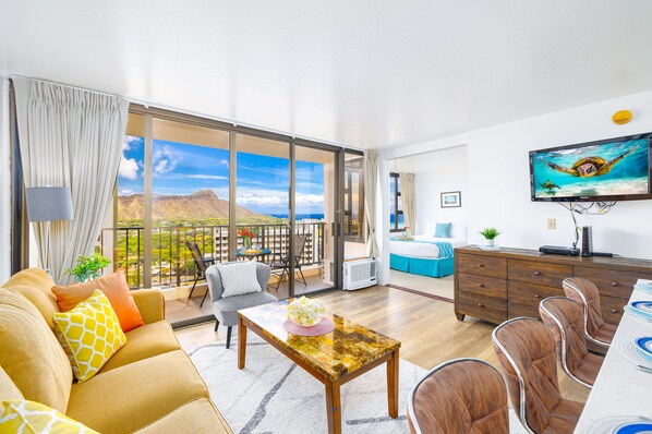 Enjoy your stay in this condo with the beautiful Diamond Head and Ocean View that can be seen in the whole condo!