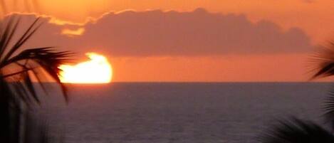 BEAUTIFUL SUNSETS FROM OUR LANAI WITH PANORAMIC OCEAN VIEW