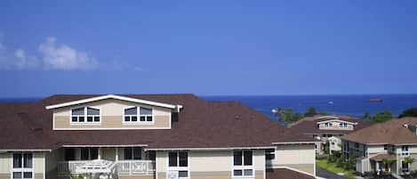 Panoramic Ocean View Condo!

Short walk to the pool and the beach!  