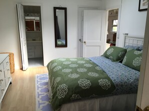 Cottage Bedroom 1 (queen bed)