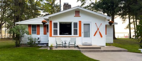 Inviting 4-bdrm, 2 bath cottage directly on 100 feet of Higgins Lake lakefront