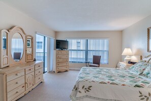 Master bedroom with 1 queen bed flat screen TV
Flatscreen TV
Private full bath