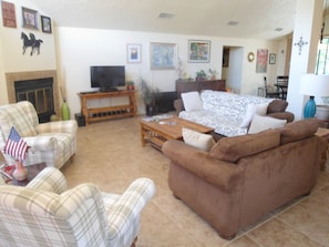 Great room with vaulted ceilings-50" TV/Roku/Amazon Prime & High Speed Internet