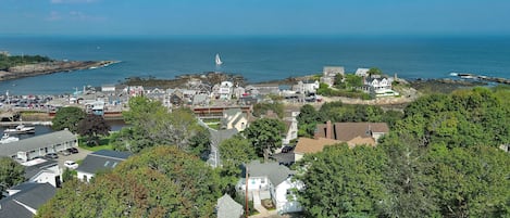 Farmhouse Way, steps to Perkins Cove