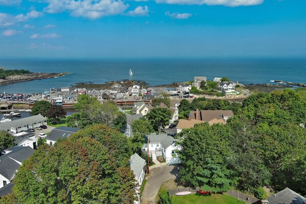 Farmhouse Way, steps to Perkins Cove