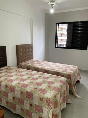 Quarto 2: 2 camas de solteiro mais uma cama auxiliar tipo bicama 