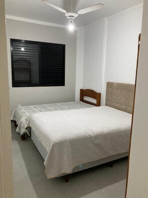 Quarto 1: 1 cama de casal mais uma cama de solteiro 