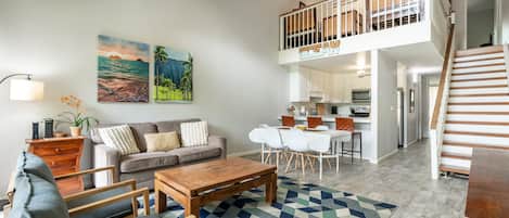 Spacious Loft-Style Living and Dining w/Sleeper Sofa

