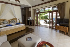Amazing Beachfront 4BRM Villa with pool