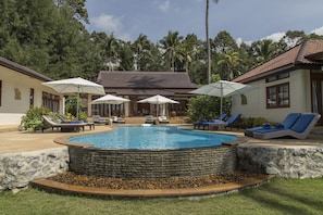 Amazing Beachfront 4BRM Villa with pool