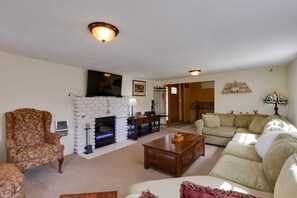 Living Room | Central Heating | Free WiFi | Main Level