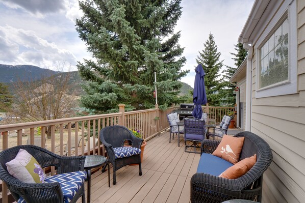 Empire Vacation Rental | 4BR | 3BA | 2,265 Sq Ft | Stairs to Access