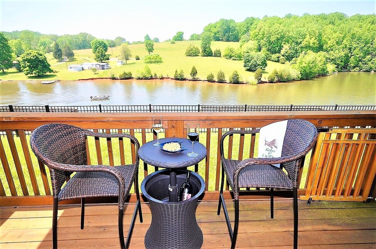 LAKE FRONT, 3 BEDROOM, 3 1/2 BATH, Covered Boat Slip, 2 FIREPLACE, 4 KAYAK, WIFI