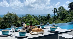 Seaview with food and drinks 