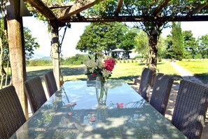 Outside dining, direct access from the kitchen