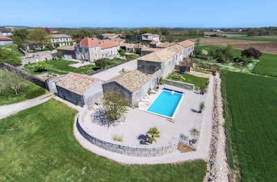 4 Star Cottage de lujo para 6 personas, piscina climatizada, cerca de Cognac y Angulema 