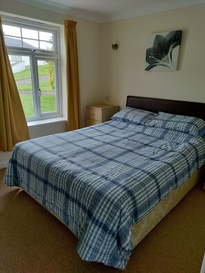 Downstairs king-size bedroom - fitted wardrobe, blackout curtains 