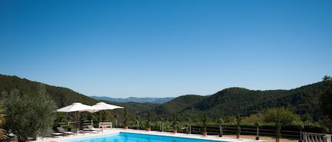 25m pool overlooking rolling Tuscan hills. Eat under the poolside pergola