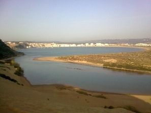 vista da baia do lado do rio e das dunas