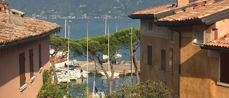 vista dal salotto sulla Piazza del porto ed il lago