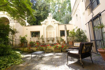 Luxury apartment Via Giulia with private garden