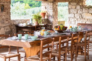 Outside table for dinner al fresco