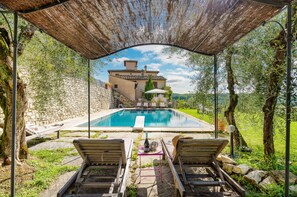 Sunbeds under the pergola