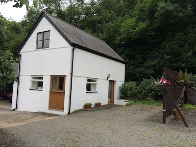 Mole Cottage.  Barn Conversion With Private River Fishing And Private Parking.