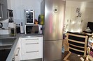 micro-onde, frigo-congélateur, cave à vin armoires avec ustensiles de cuisine