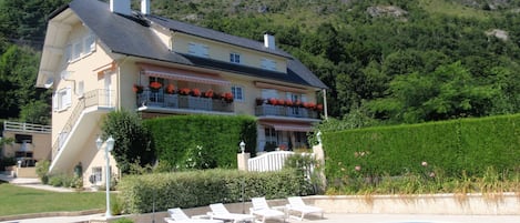 villa casa-bosta, avec piscine face à la vue panoramique