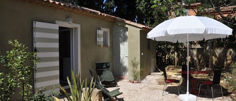 la terrasse gravillonnée avec le salon de jardin 