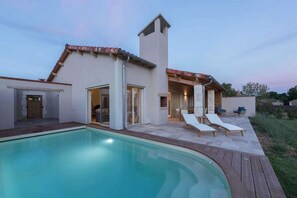 Swimming pool + terrace