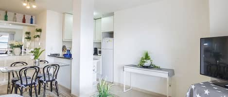 Habitación, Mueble, Propiedad, Blanco, Diseño De Interiores, Sala, Edificio, Mesa, Casa, Suelo