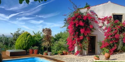 Casa de campo insertada en pueblo con vista fantástica de campo.