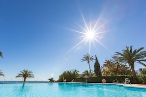 Piscine ensoleillée !!