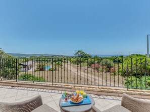 Ciel, Plante, Bleu Azur, Mobilier De Jardin, Clôture, Ombre, Plan D'Eau, Fleur, Design Urbain, Paysage