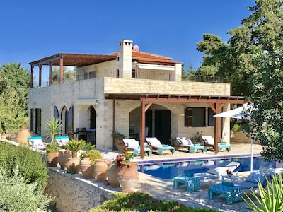 Villa LaMori in una posizione tranquilla con piscina riscaldata e giardino meraviglioso