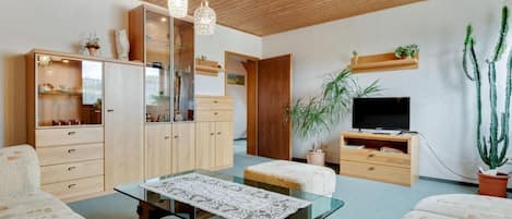 Ferienwohnung, 75qm, Balkon, 2 Schlafzimmer, max. 4 Personen-Blick ins Wohnzimmer