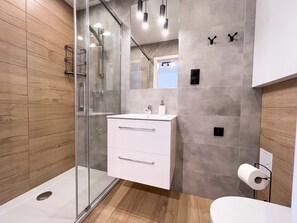 BADEZIMMER MIT DUSCHE