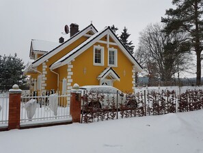 Kleine gelbe Villa im Winter