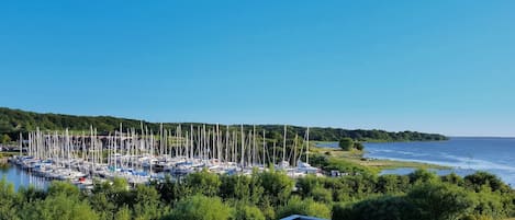 Blick vom Balkon: Ostsee und "Club Nautic"